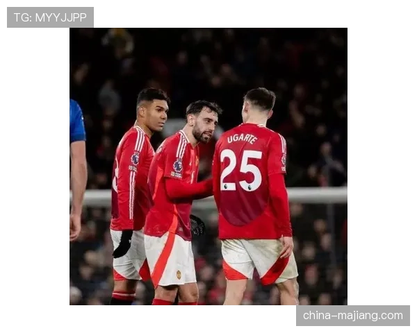 曼联防守组织更为紧凑，卡塞米罗与梅努双后腰保护到位